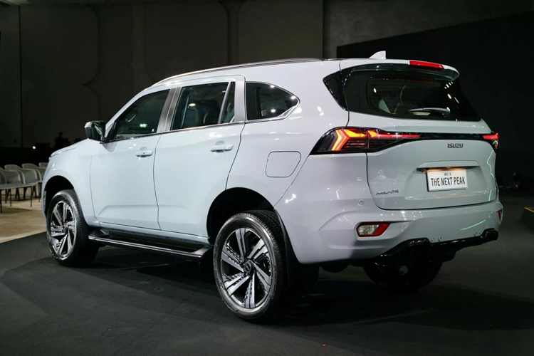 Tại Thái Lan, hãng Isuzu công bố giá xe Isuzu MU-X 2025 khởi điểm từ 1,184 triệu baht (816 triệu đồng) đối với bản tiêu chuẩn là Elegant 1.9 4×2, cho đến cao nhất là 1,759 triệu baht (1,2 tỷ đồng) dành cho bản RS 3.0 4×4 cao cấp nhất.