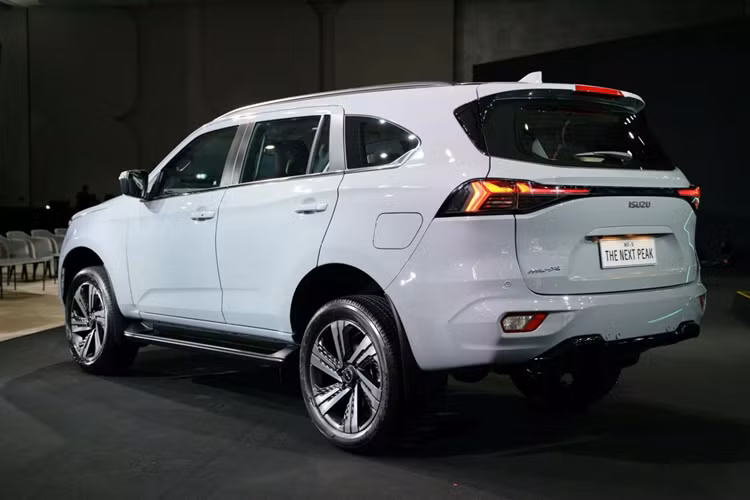 Tại Thái Lan, hãng Isuzu công bố giá xe Isuzu MU-X 2025 khởi điểm từ 1,184 triệu baht (816 triệu đồng) đối với bản tiêu chuẩn là Elegant 1.9 4×2, cho đến cao nhất là 1,759 triệu baht (1,2 tỷ đồng) dành cho bản RS 3.0 4×4 cao cấp nhất.