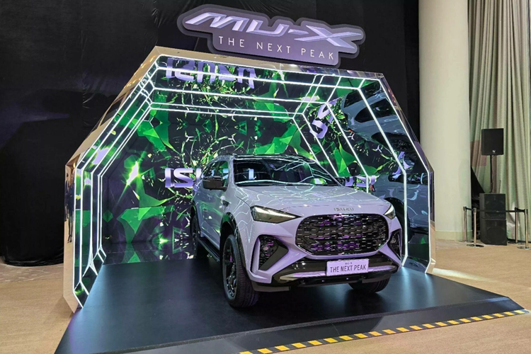 Bản cấu hình RS mới nổi bật với lưới tản nhiệt mạ chrome, cùng với các đường nét trang trí xung quanh cửa hút gió, cản trước và cản sau. Bản này cũng được ưu ái với bộ mâm 20 inch màu đen đặc biệt, cùng màu với những miếng ốp vòm bánh xe và mui xe, phần nào tạo nên diện mạo “2 tông màu” cho MU-X 2025.