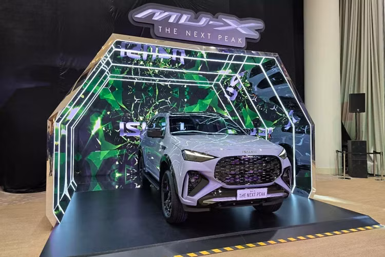 Bản cấu hình RS mới nổi bật với lưới tản nhiệt mạ chrome, cùng với các đường nét trang trí xung quanh cửa hút gió, cản trước và cản sau. Bản này cũng được ưu ái với bộ mâm 20 inch màu đen đặc biệt, cùng màu với những miếng ốp vòm bánh xe và mui xe, phần nào tạo nên diện mạo “2 tông màu” cho MU-X 2025.