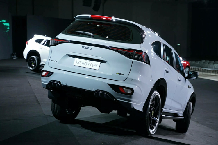 Trong khi những bản cao cấp sẽ trang bị động cơ 3.0L có công suất lên tới 190 mã lực (140 kW). Cả hai đều đi kèm với hộp số tự động 6 cấp, hệ dẫn động cầu sau 4×2 hoặc hai cầu 4×4, riêng bản RS chỉ có 4×4.