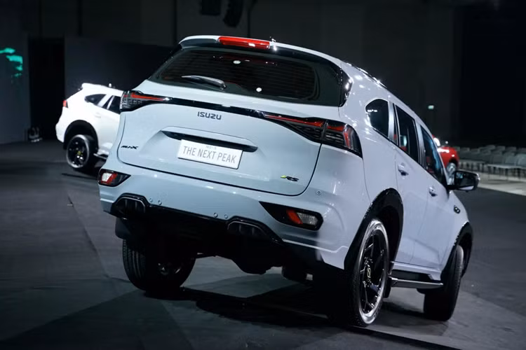 Trong khi những bản cao cấp sẽ trang bị động cơ 3.0L có công suất lên tới 190 mã lực (140 kW). Cả hai đều đi kèm với hộp số tự động 6 cấp, hệ dẫn động cầu sau 4×2 hoặc hai cầu 4×4, riêng bản RS chỉ có 4×4.