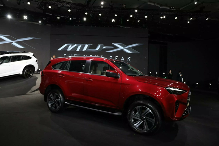 Ngoài ra còn có các điểm nhấn màu xanh lá trên biểu tượng RS cũng như trên nắp chụp mâm. Bên trong, màn hình 7 inch mới được tích hợp trong cụm đồng hồ, đi kèm với hệ thống thông tin giải trí 9 inch được cập nhật, có hỗ trợ Android Auto và Apple CarPlay không dây.