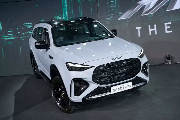 Lưới tản nhiệt lớn hơn đi kèm với cản trước hút gió rõ nét hơn và đèn pha LED sắc nét hơn. Ở phía sau, các nhà thiết kế của Isuzu đã thay đổi cụm đèn hậu LED để phủ hết toàn bộ chiều rộng đuôi xe, đồng thời điều chỉnh lại cản sau thêm phần mạnh mẽ.