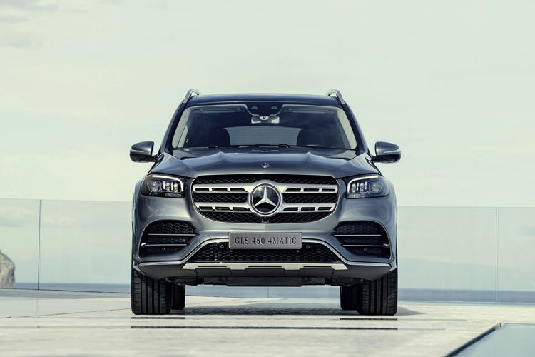 Chiếc xe Mercedes-Benz GLS 450 của Minh Nhựa hay di chuyển ở Mỹ có ngoại thất màu trắng, nội thất xe màu kem. Bên trong Mercedes-Benz GLS 450 có hệ thống thông tin giải trí Mercedes-Benz User Experience (MBUX) với 2 màn hình 12,3 inch nối liền nhau, vô lăng 3 chấu ốp gỗ một phần và cách bố trí mặt táp-lô.