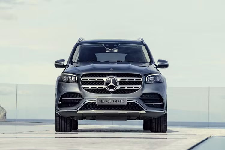 Chiếc xe Mercedes-Benz GLS 450 của Minh Nhựa hay di chuyển ở Mỹ có ngoại thất màu trắng, nội thất xe màu kem. Bên trong Mercedes-Benz GLS 450 có hệ thống thông tin giải trí Mercedes-Benz User Experience (MBUX) với 2 màn hình 12,3 inch nối liền nhau, vô lăng 3 chấu ốp gỗ một phần và cách bố trí mặt táp-lô.