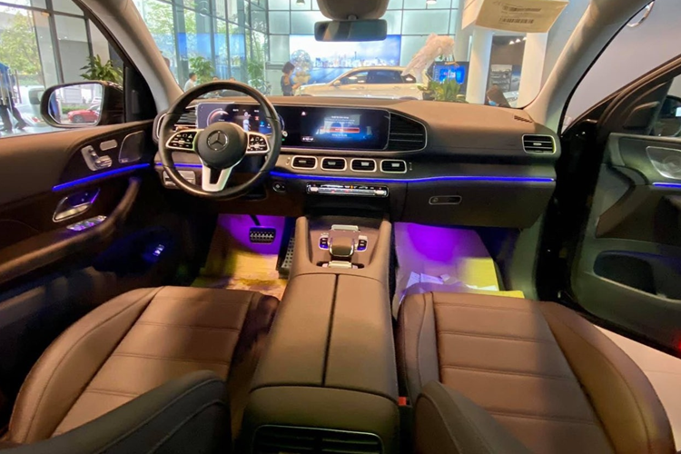 Theo hãng Mercedes-Benz, GLS thế hệ mới được trang bị cả 3 hàng ghế đều gập chỉnh điện. Khi không cần dùng đến, hàng ghế thứ 2 và 3 có thể gập xuống sàn để tăng thể tích khoang hành lý lên 2.400 lít.