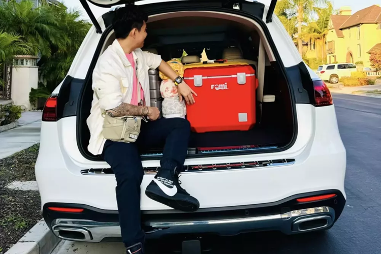 Dù rất chịu chi cho các siêu xe, xe siêu sang và SUV đắt tiền ở Việt Nam, nhưng khi đến Mỹ, đại gia này lại khá giản dị khi chọn 1 chiếc xe SUV hạng sang để làm bạn đồng hành. Đó là việc Minh Nhựa tậu Mercedes-Benz GLS 450 tại Mỹ để di chuyển.