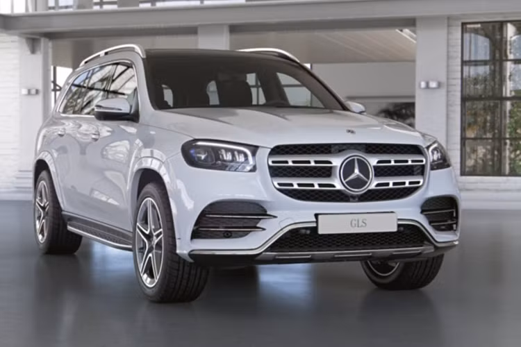 Mức giá xe Mercedes-Benz GLS 450 bán tại Việt Nam khoảng 5 tỷ đồng, còn ở Mỹ, xe từ 1,9 tỷ đồng, điều đó cho thấy Minh "Nhựa" rất chịu chơi khi xây dựng bộ sưu tập xe đắt đỏ ở Việt Nam.