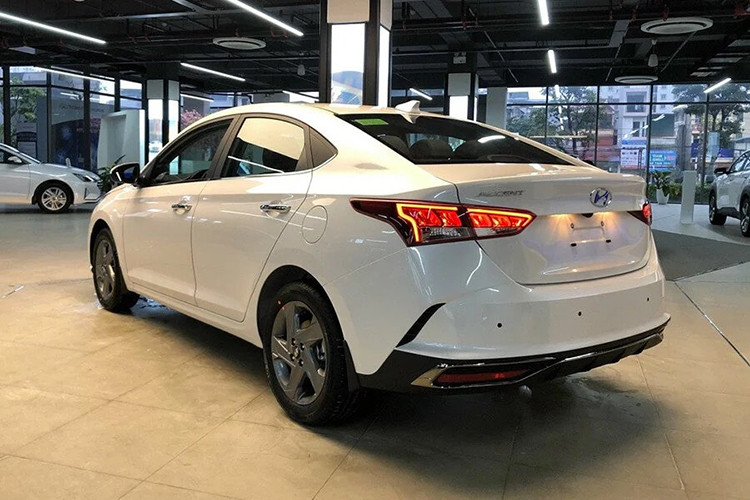 Có thể kể đến một số trang bị của mẫu xe Hàn Quốc này như màn hình giải trí 8 inch, 6 loa, điều hòa tự động, cửa gió điều hòa cho hàng ghế sau, cốp sau điều khiển thông minh, đèn pha tự động hay tính năng khởi động từ xa....