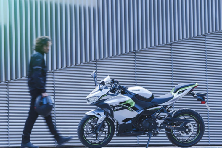 Mãi đến nay, hãng mô tô Nhật Bản mới hé lộ giá xe Kawasaki Ninja e-1 2024 tại thị trường Thái Lan là 7.600 USD (tương đương khoảng 192 triệu đồng). Đây là quốc gia đầu tiên tại khu vực Đông Nam Á được phân phối mẫu môtô điện này.