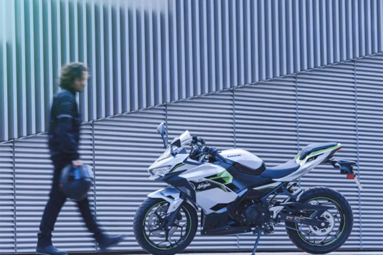 Mãi đến nay, hãng mô tô Nhật Bản mới hé lộ giá xe Kawasaki Ninja e-1 2024 tại thị trường Thái Lan là 7.600 USD (tương đương khoảng 192 triệu đồng). Đây là quốc gia đầu tiên tại khu vực Đông Nam Á được phân phối mẫu môtô điện này.