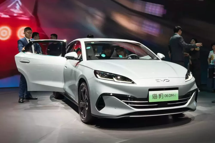 Vào ngày 28/5/2024, BYD đã ra mắt nền tảng DM-i 5.0 PHEV mới, điều này đã giúp cho 2 mẫu xe chiến lược của họ là BYD Seal 06 và Qin L, có thể tăng quãng đường xe di chuyển lên đến 2.100 km, tương đương chạy 1 mạch từ Cà Mau đi Hà Nội mà không cần phải đổ xăng,