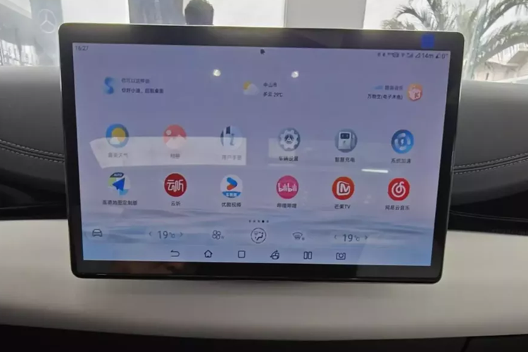 Tất cả những thứ này đều được bao gồm trong gói tùy chọn có giá 19.250 USD. Cốp xe sâu của xe là giải pháp thiết thực cho nhu cầu chứa đồ của bạn, mang đến dung tích 425 lít rộng rãi. Khi gập hàng ghế sau xuống, thể tích có thể tăng lên con số ấn tượng 1.440 lít.