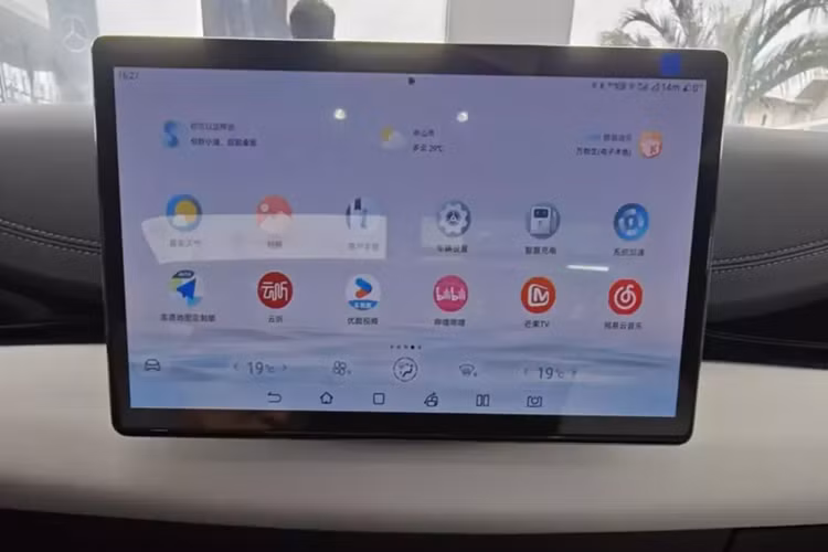 Tất cả những thứ này đều được bao gồm trong gói tùy chọn có giá 19.250 USD. Cốp xe sâu của xe là giải pháp thiết thực cho nhu cầu chứa đồ của bạn, mang đến dung tích 425 lít rộng rãi. Khi gập hàng ghế sau xuống, thể tích có thể tăng lên con số ấn tượng 1.440 lít.