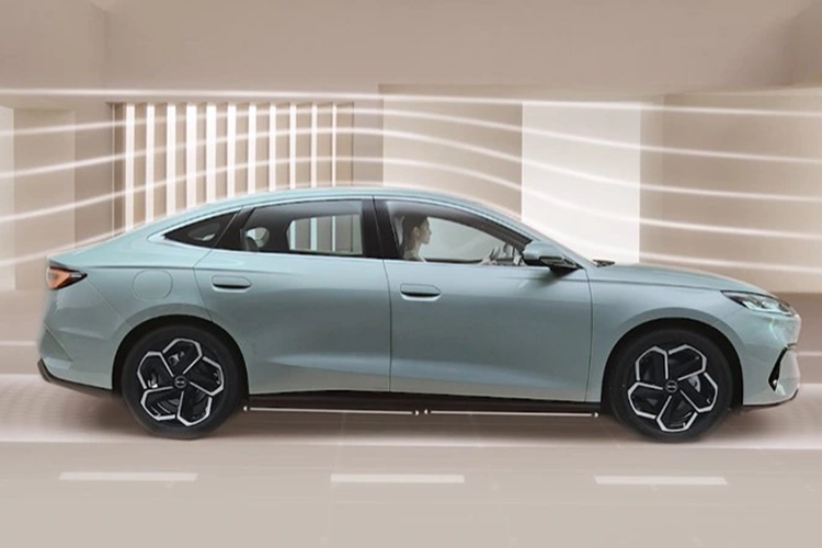 Nhìn chung, BYD Seal 06 DM-i 2024 mới rất đáng đồng tiền bát gạo. Đây là lý do tại sao người mua sẵn sàng đợi ba tháng để nhận hàng. BYD là công ty đầu tiên sản xuất hàng loạt DM-i PHEV thế hệ thứ năm để đạt được phạm vi hoạt động hơn 2.000 km.