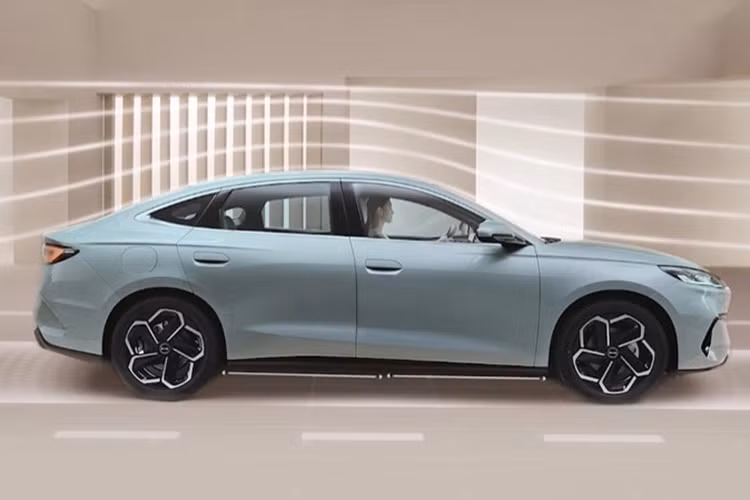 Nhìn chung, BYD Seal 06 DM-i 2024 mới rất đáng đồng tiền bát gạo. Đây là lý do tại sao người mua sẵn sàng đợi ba tháng để nhận hàng. BYD là công ty đầu tiên sản xuất hàng loạt DM-i PHEV thế hệ thứ năm để đạt được phạm vi hoạt động hơn 2.000 km.