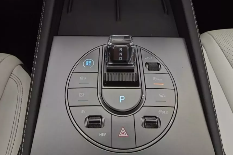 Chúng tôi đưa chiếc xe Seal 06 đi trên những con đường ngoại ô ở Chu Hải để xem nó hoạt động như thế nào. Vị trí ngồi của người lái tương đối thấp. Vô lăng dày và rộng hơn một chút so với những chiếc xe BYD khác mà tôi đã thử nghiệm, nên cần phải làm quen.