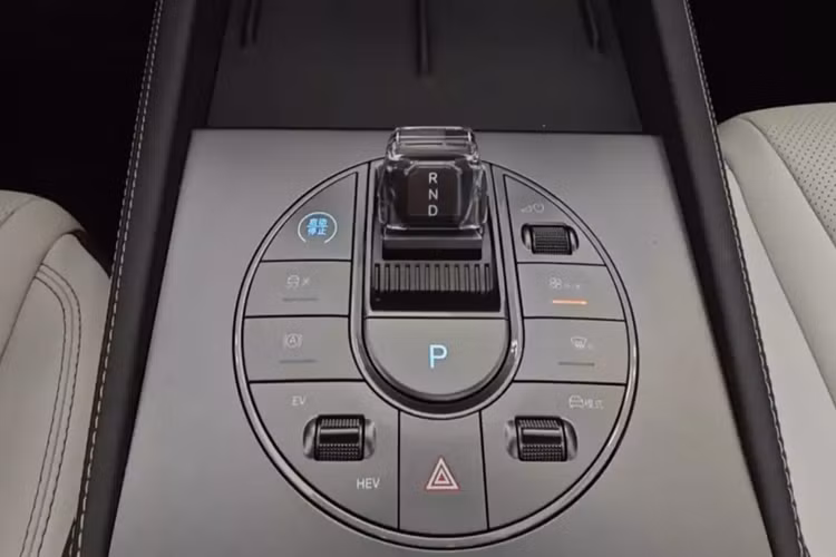 Chúng tôi đưa chiếc xe Seal 06 đi trên những con đường ngoại ô ở Chu Hải để xem nó hoạt động như thế nào. Vị trí ngồi của người lái tương đối thấp. Vô lăng dày và rộng hơn một chút so với những chiếc xe BYD khác mà tôi đã thử nghiệm, nên cần phải làm quen.