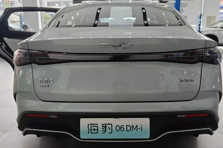 Phiên bản cao cấp nhất Seal 06 DM-i có pin 15,9 kWh cung cấp phạm vi CLTC 120 km. Cùng với bình xăng 65 lít, nó có phạm vi hoạt động kết hợp là 2.100 km theo chu trình thử nghiệm CLTC của Trung Quốc. Seal 06 DM-i cung cấp sáu túi khí, kiểm soát hành trình thích ứng, phanh khẩn cấp tự động, hỗ trợ giữ làn đường và phát hiện điểm mù.