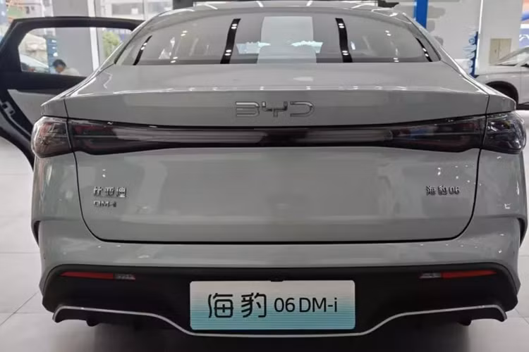 Phiên bản cao cấp nhất Seal 06 DM-i có pin 15,9 kWh cung cấp phạm vi CLTC 120 km. Cùng với bình xăng 65 lít, nó có phạm vi hoạt động kết hợp là 2.100 km theo chu trình thử nghiệm CLTC của Trung Quốc. Seal 06 DM-i cung cấp sáu túi khí, kiểm soát hành trình thích ứng, phanh khẩn cấp tự động, hỗ trợ giữ làn đường và phát hiện điểm mù.