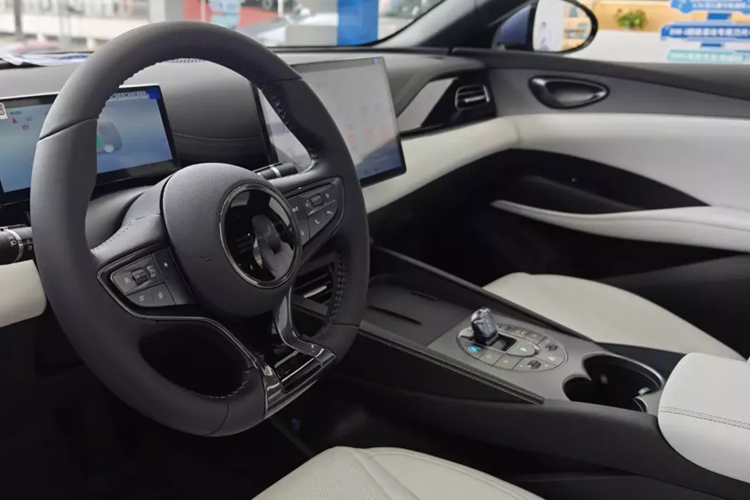 Seal 06 bao gồm sáu túi khí, điều hòa tự động, điều khiển cửa sổ người lái một chạm và giám sát áp suất lốp. Xe còn có cửa sổ trời toàn cảnh với rèm che nắng điện tử, hỗ trợ lái DiPilot L2, ghế hành khách phía trước chỉnh điện, camera hành trình, mâm 18 inch, ghế sưởi và thông gió.