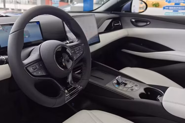 Seal 06 bao gồm sáu túi khí, điều hòa tự động, điều khiển cửa sổ người lái một chạm và giám sát áp suất lốp. Xe còn có cửa sổ trời toàn cảnh với rèm che nắng điện tử, hỗ trợ lái DiPilot L2, ghế hành khách phía trước chỉnh điện, camera hành trình, mâm 18 inch, ghế sưởi và thông gió.