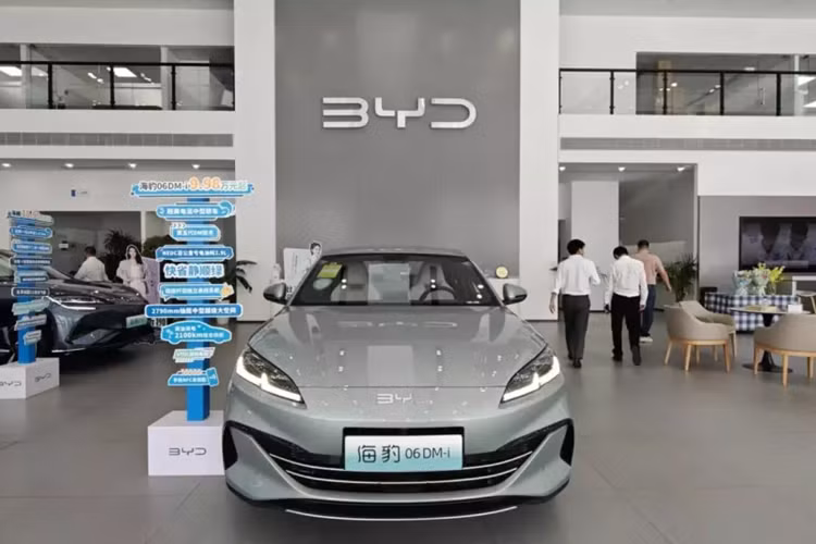 Trải nghiệm thực tế chiếc xe BYD Seal 06 giá từ 325 triệu đồng. Ở trung tâm đại lý, BYD Seal 06 đang được đặt tại vị trí trung tâm, thay vì, Sea-Lion 07 cao cấp hơn, đại diện BYD giải thích rằng Seal 06 đã trở nên rất phổ biến.