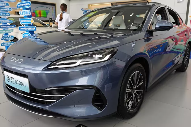 Vào những ngày cuối tuần tại Trung Quốc, nhiều khách hàng đã xếp hàng để được xem mắt cũng như trải nghiệm thực tế chiếc xe sedan có kích thước bao gồm chiều dài, chiều rộng và chiều cao sẽ lần lượt là 4830/1875/1495 mm và chiều dài cơ sở 2790 mm. Được đặt tên là Seal 06 DM-i, rõ ràng mẫu xe mới này thuộc dòng Ocean của BYD.
