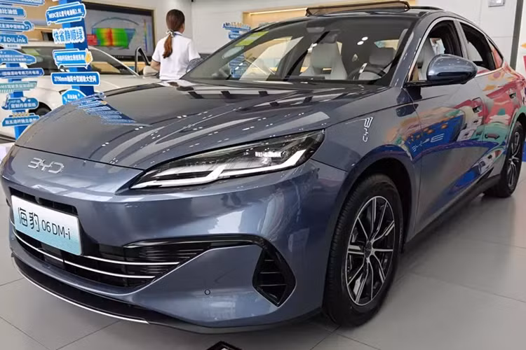 Vào những ngày cuối tuần tại Trung Quốc, nhiều khách hàng đã xếp hàng để được xem mắt cũng như trải nghiệm thực tế chiếc xe sedan có kích thước bao gồm chiều dài, chiều rộng và chiều cao sẽ lần lượt là 4830/1875/1495 mm và chiều dài cơ sở 2790 mm. Được đặt tên là Seal 06 DM-i, rõ ràng mẫu xe mới này thuộc dòng Ocean của BYD.