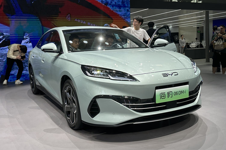 BYD không đi theo xu hướng chung là cắt giảm chất lượng của xe để hạ giá thành tốt nhất, vì thế, ở mức giá này, người ta có thể mong đợi BYD cung cấp thứ gì đó khác ngoài chuông và còi, như bãi đậu xe tự động hoặc hệ thống hỗ trợ lái xe tiên tiến với sự phụ thuộc tối thiểu vào bản đồ có độ chính xác cao.