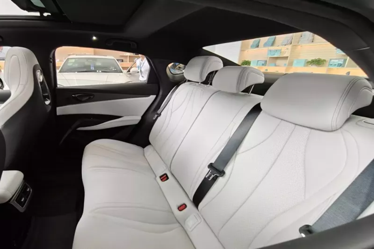 Ghế lái thoải mái, được bọc bằng giả da đục lỗ giúp hỗ trợ thắt lưng tốt. Hàng ghế sau cung cấp không gian rộng rãi và có ba tựa đầu riêng lẻ. Cả khoảng không trên đầu và chỗ để chân đều rộng rãi. Chiếc xe này có thể chứa thoải mái năm người lớn.