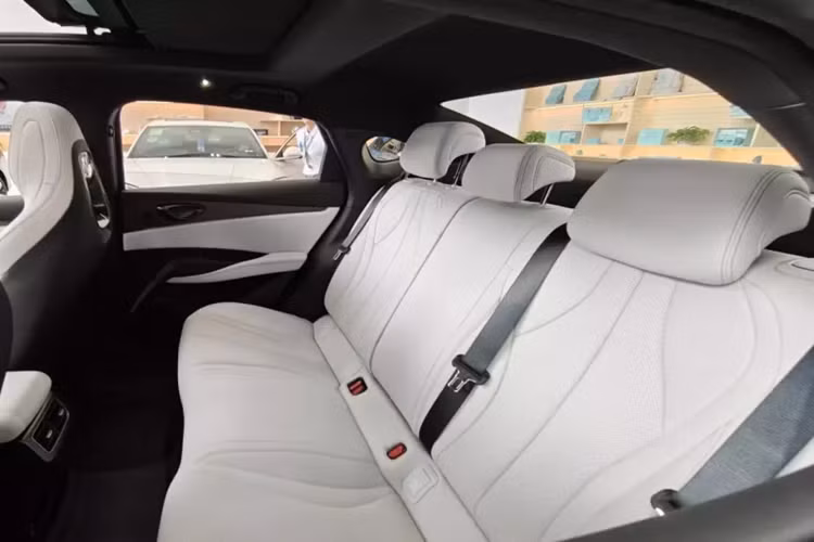 Ghế lái thoải mái, được bọc bằng giả da đục lỗ giúp hỗ trợ thắt lưng tốt. Hàng ghế sau cung cấp không gian rộng rãi và có ba tựa đầu riêng lẻ. Cả khoảng không trên đầu và chỗ để chân đều rộng rãi. Chiếc xe này có thể chứa thoải mái năm người lớn.