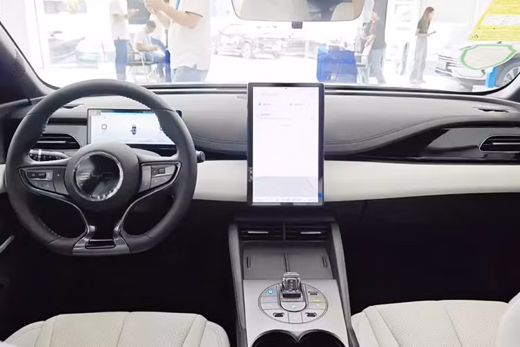 Chiếc xe BYD Seal 06 được truyền thông Trung Quốc chạy thử là mẫu xe hàng đầu, có thể lăn bánh 120 km mà không cần đến động cơ xăng, cũng là bản được trang bị tốt nhất. Bạn sẽ tìm thấy những nét quen thuộc từ loạt phim Ocean của BYD khi bước vào chiếc xe mới. Nội thất sử dụng nhiều chất liệu mềm mại với đường khâu đẹp mắt.