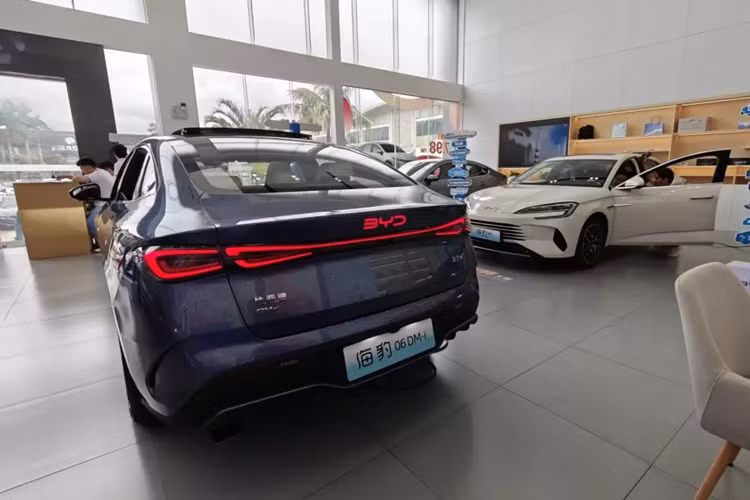 Vẻ ngoài của nó kết hợp chặt chẽ với BYD Seal (EV) nguyên bản và Seal DM-i . Nó có lưới tản nhiệt thấp. Tay nắm cửa được giấu một phần. Ở phía sau, đèn hậu nối liền kéo dài ngang cốp và logo BYD phát sáng vào ban đêm. Tất cả các tấm đều được căn chỉnh tốt và cửa đóng lại, nghe có vẻ chắc chắn.