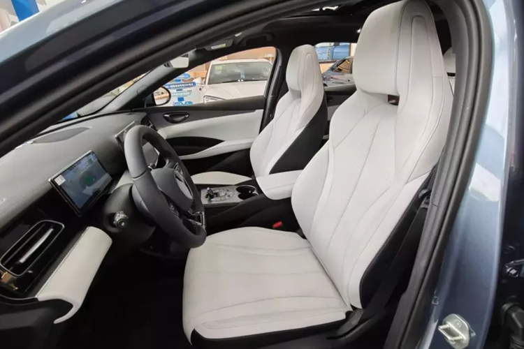 Kiểu dáng của vô lăng ba chấu giống với kiểu dáng được sử dụng trên BYD Seal (EV), trong khi màn hình đồng hồ LCD 8,8 inch nằm phía trên nó. Ở trung tâm là màn hình trung tâm xoay 15,6 inch đặc trưng của BYD, có thể được vận hành thông qua khẩu lệnh. Bên trong cabin không có tấm nhựa đen nào để thu hút dấu vân tay của bạn.