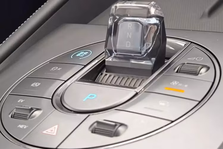 Khi chiếc sedan bắt đầu di chuyển, tôi nhận thấy sự yên tĩnh bên trong cabin. Tuy nhiên, tiếng ồn của lốp khá đáng chú ý. Tay lái nhạy, chính xác và ổn định qua các góc cua. Tuy nhiên, cảm giác lái không nhẹ nhàng như xe điện thuần túy của BYD vì đây là xe hybrid.