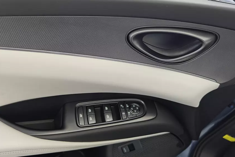 Mặc dù được xây dựng trên cùng một nền tảng nhưng Seal 06 DM-i được điều chỉnh để mang lại cảm giác lái chắc chắn và thể thao hơn một chút so với Qin L DM-i. Bên cạnh BYD Seagull nhanh nhẹn, các mẫu BYD khác mà chúng tôi đã thử nghiệm nhấn mạnh đến sự thoải mái khi lái xe.