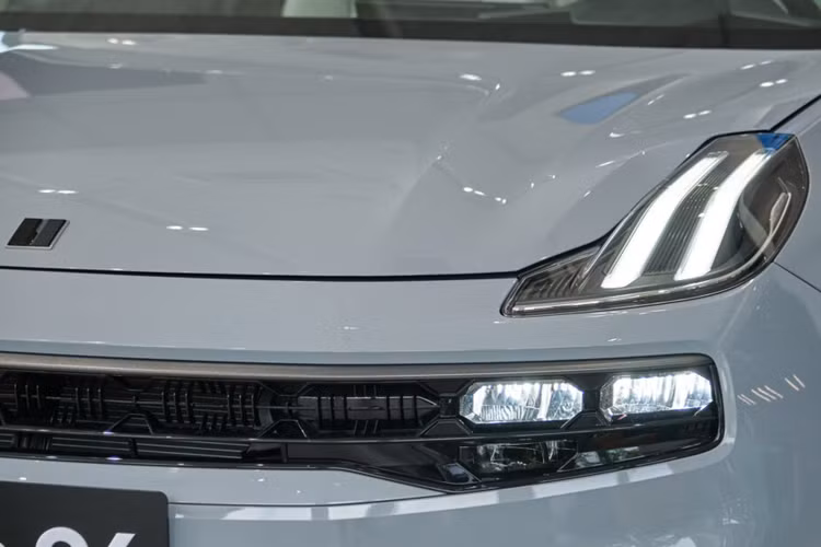 Ngoại thất Lynk &amp; Co 06 mang phong cách đô thị và cá tính với ngôn ngữ thiết kế Mega City Contrast với các đường nét tương phản. Xe có tổng cộng 4 màu sắc, gồm: Xanh Sonic, Hồng Lilac, Xám xi măng và Trắng ngọc trai.