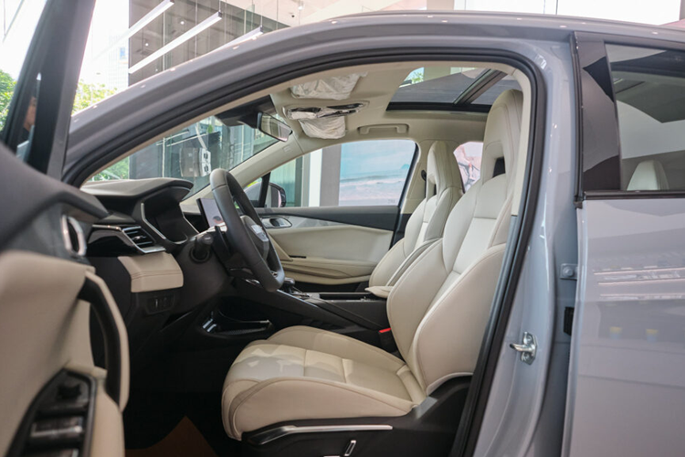 Công nghệ an toàn là điểm nhấn của các dòng xe Lynk & Co và 06 không ngoại lệ. Xe trang bị gói ADAS hỗ trợ người lái với 17 tính năng (ga tự động thích ứng, hỗ trợ lái thông minh, tự động chọn chế độ lái…)