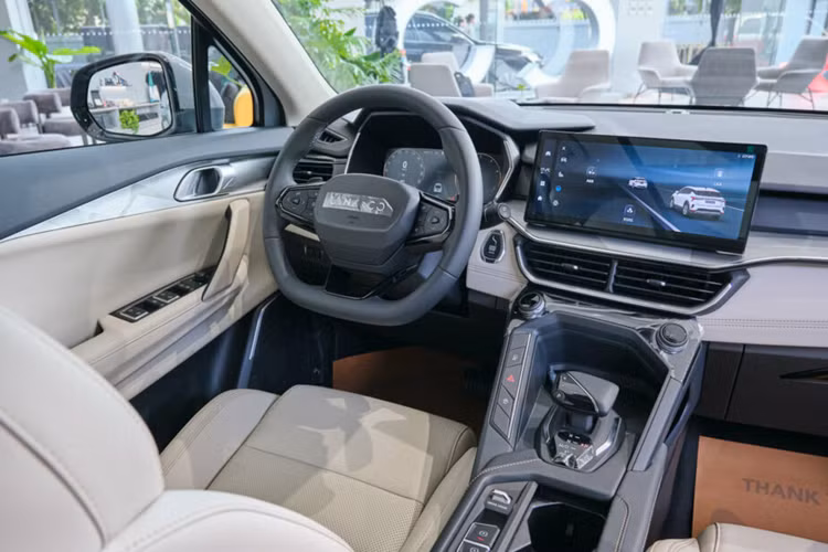 Nội thất Lynk &amp; Co 06 hướng đến thế hệ trẻ, cách tạo hình tổng thể nội thất dễ liên tưởng đến chiến đấu cơ với bố cục từng lớp. Xe có hệ thống điều hoà 2 vùng độc lập, có cửa gió hàng ghế thứ hai, cửa sổ trời toàn cảnh, 4 kính chỉnh điện một chạm, khu vực cần số điện tử được hoàn thiện bắt mắt, bộ ghế thể thao ôm sát người được bọc da cao cấp.