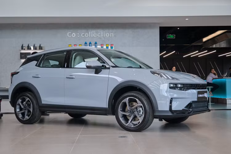 Trở ngại không nhỏ nữa đến từ việc định kiến tâm lý người tiêu dùng Việt. Trước giờ, những chiếc xe có nguồn gốc xuất xứ gắn mác xe "Tàu" khiến khách hàng vẫn còn e ngại về chất lượng sản phẩm. Các thương hiệu có mặt trước đó như Haima, Haval, Zotye và mới đây nhất là MG đều bị đặt dấu hỏi về tính an toàn.