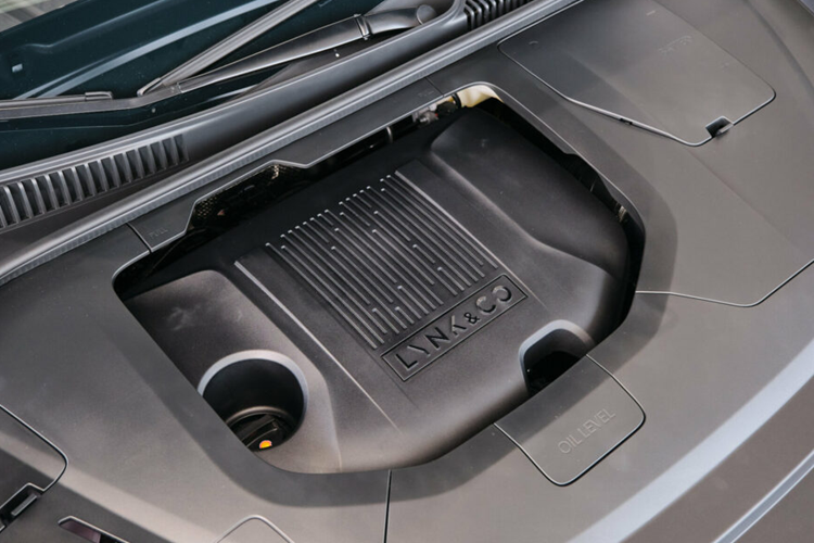 Ngoài ra, thách thức lớn nhất đến từ việc Lynk & Co 06 thuộc phân khúc SUV đô thị cỡ B, dải sản phẩm đông đảo và có sự cạnh tranh khốc liệt bậc nhất thị trường Việt Nam. Xuất hiện sau các đối thủ sừng sỏ đã được khẳng định được chỗ đứng như Mitsubishi Xforce, Toyota Yaris Cross, Hyundai Creta, Kia Seltos…