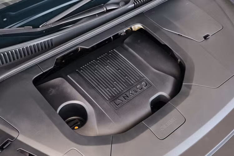 Ngoài ra, thách thức lớn nhất đến từ việc Lynk &amp; Co 06 thuộc phân khúc SUV đô thị cỡ B, dải sản phẩm đông đảo và có sự cạnh tranh khốc liệt bậc nhất thị trường Việt Nam. Xuất hiện sau các đối thủ sừng sỏ đã được khẳng định được chỗ đứng như Mitsubishi Xforce, Toyota Yaris Cross, Hyundai Creta, Kia Seltos…