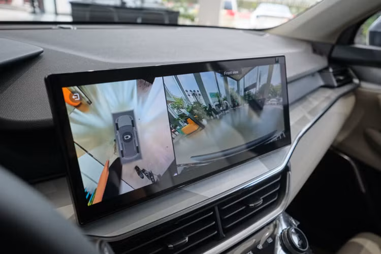 Giá xe Lynk &amp; Co 06 tại Việt Nam là 729 triệu đồng và bán ra với duy nhất 1 phiên bàn. Đối với 66 khách hàng đặt mua sớm được hưởng ưu đãi miễn phí bảo dưỡng 5 năm (trị giá 25 triệu), ưu đãi 50% phí trước bạ.