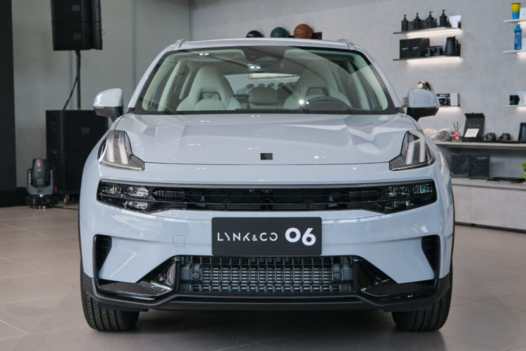 Ngoại thất Lynk & Co 06 mang phong cách đô thị và cá tính với ngôn ngữ thiết kế Mega City Contrast với các đường nét tương phản. Xe có tổng cộng 4 màu sắc, gồm: Xanh Sonic, Hồng Lilac, Xám xi măng và Trắng ngọc trai.