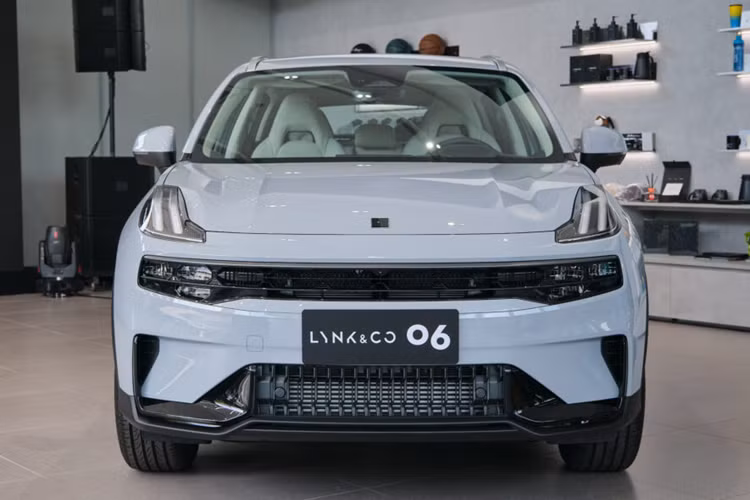 Ngoại thất Lynk &amp; Co 06 mang phong cách đô thị và cá tính với ngôn ngữ thiết kế Mega City Contrast với các đường nét tương phản. Xe có tổng cộng 4 màu sắc, gồm: Xanh Sonic, Hồng Lilac, Xám xi măng và Trắng ngọc trai.