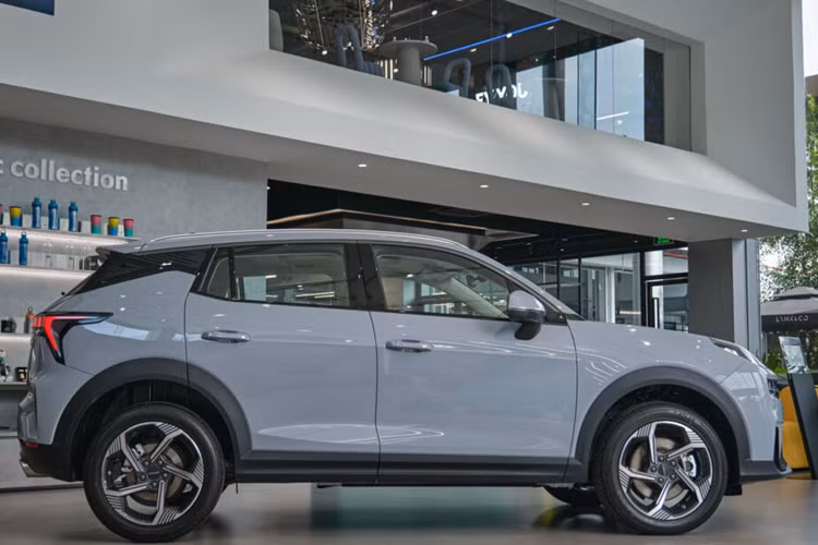 Nếu chọn bản Xanh Sonic, Hồng Lilac, sẽ thấy nửa cột C sơn màu đen, tạo hiệu ứng “nóc bay”. Xe trang bị bộ mâm 18 inch và cùm phanh lớn. Nhằm cải thiện chất thể thao, xe trang bị hệ treo độc lập phía sau, ưu điểm cực lớn so với các mẫu xe trong phân khúc SUV/CUV hạng B chỉ dùng treo dằm xoắn.