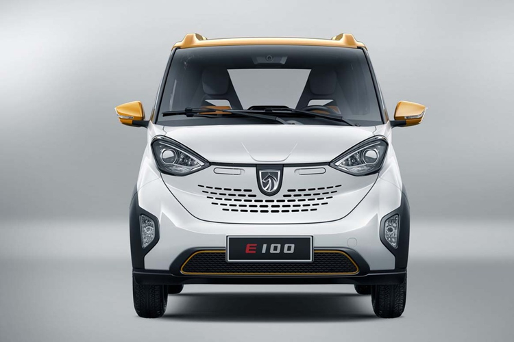 Không có gì bất ngờ khi nội thất của Baojun E100 khá đơn sơ. Tại đây, xe chỉ được trang bị 2 chỗ ngồi với ghế có thiết kế thể thao, vô lăng 2 chấu, bảng đồng hồ kỹ thuật số 8 inch, cần số điện tử dạng núm xoay và kết nối Bluetooth. Mặt táp-lô của xe được thiết kế phẳng để chứa đồ nhưng không có màn hình thông tin giải trí.