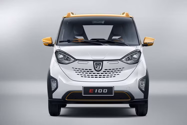 Không có gì bất ngờ khi nội thất của Baojun E100 khá đơn sơ. Tại đây, xe chỉ được trang bị 2 chỗ ngồi với ghế có thiết kế thể thao, vô lăng 2 chấu, bảng đồng hồ kỹ thuật số 8 inch, cần số điện tử dạng núm xoay và kết nối Bluetooth. Mặt táp-lô của xe được thiết kế phẳng để chứa đồ nhưng không có màn hình thông tin giải trí.